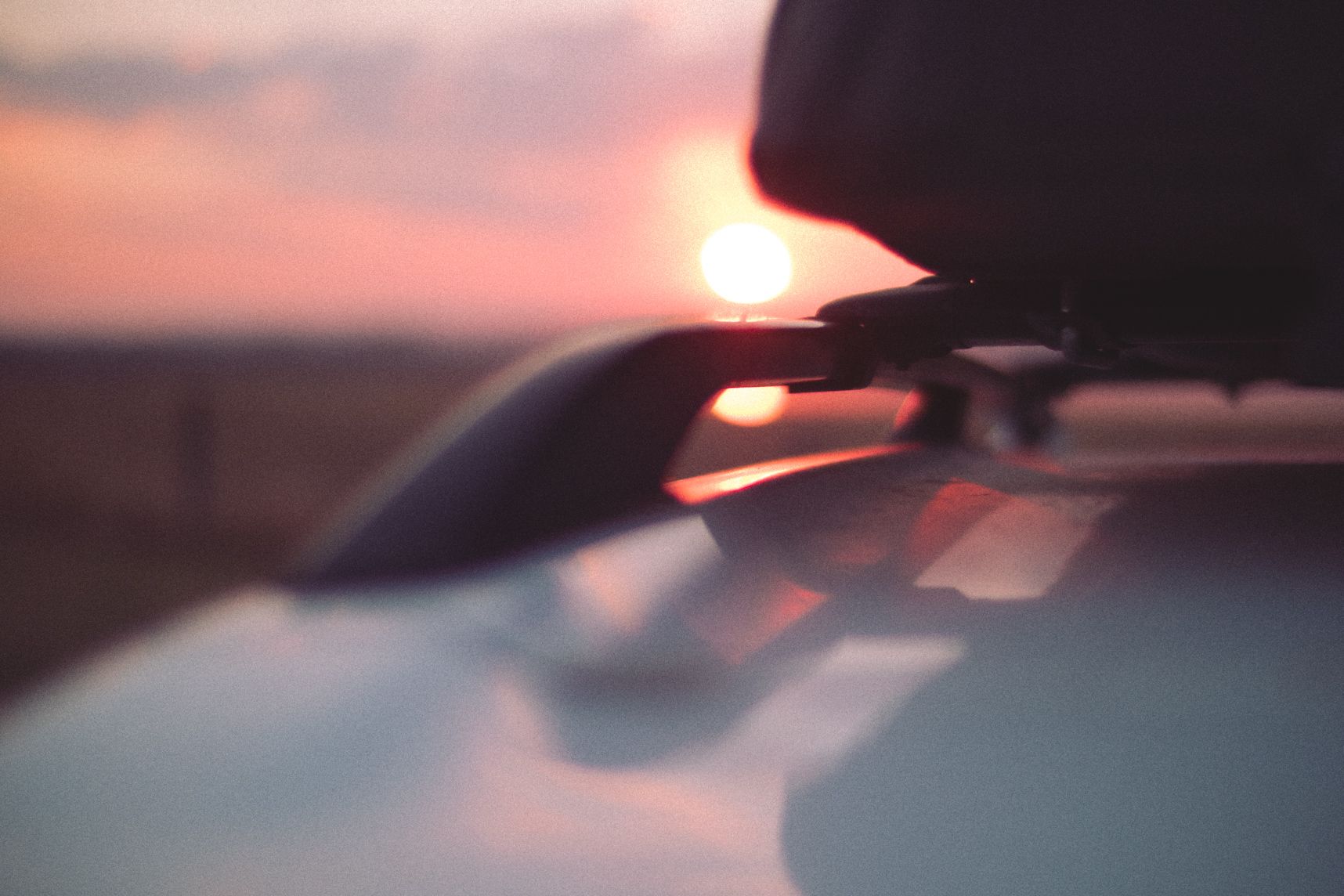 Les barres de toit de ma voiture avec le coucher de soleil en fond