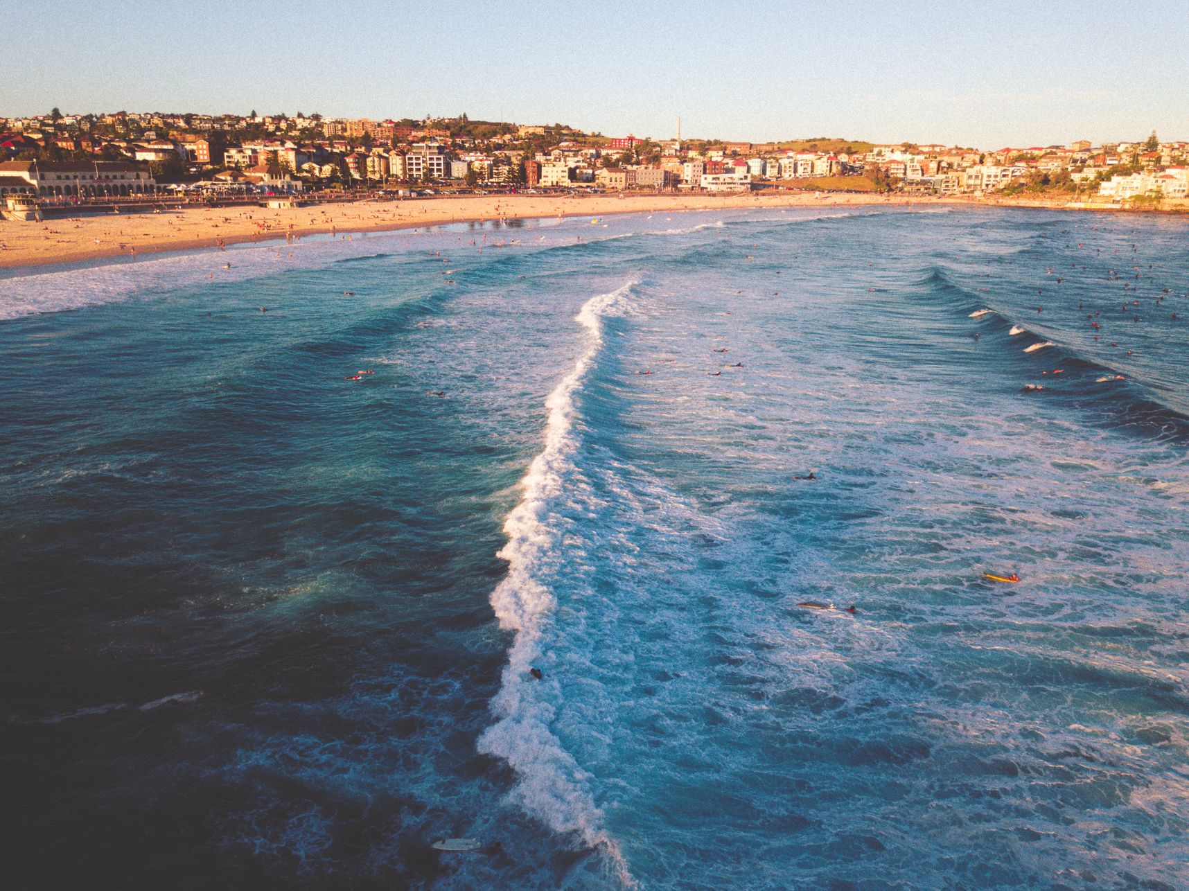 Vue de drone, une vague forme une ligne de mousse