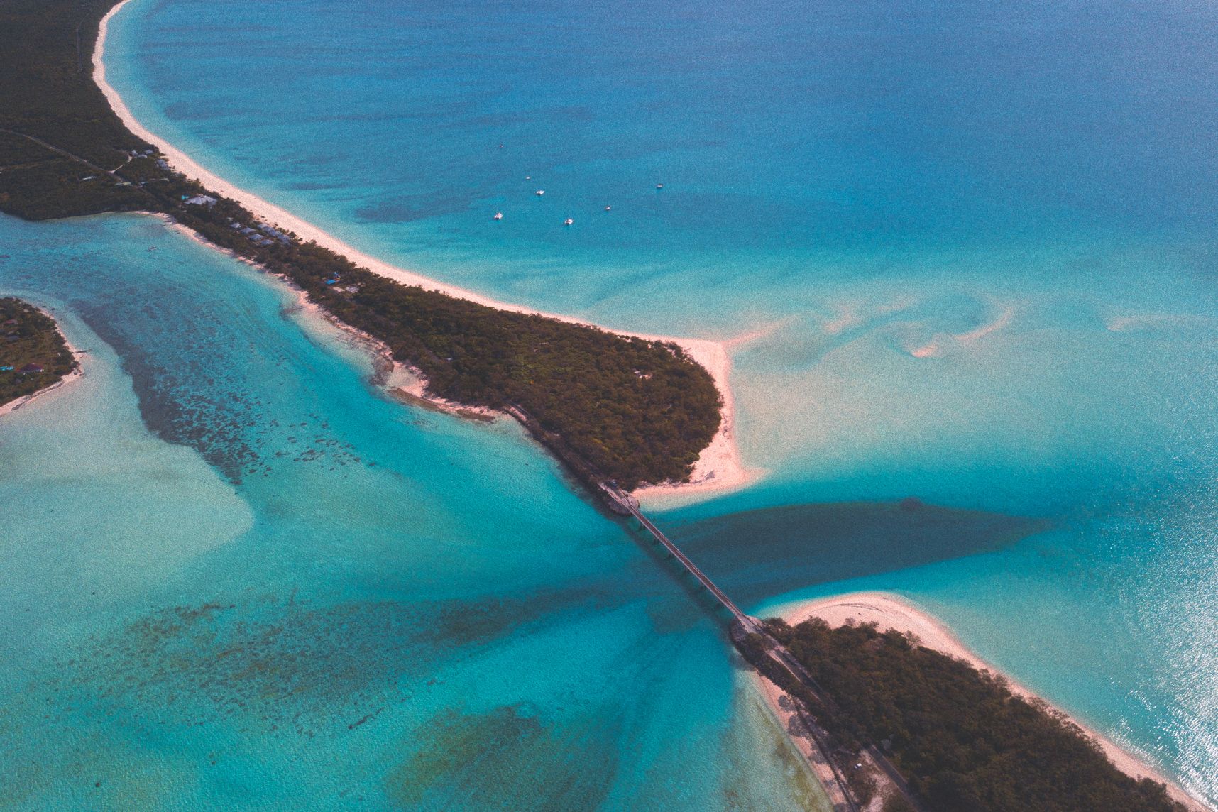 Vue de drone du pont de Mouli à Ouvéa. L'eau est turquoise, le sable est blanc, le courant est au rendez-vous