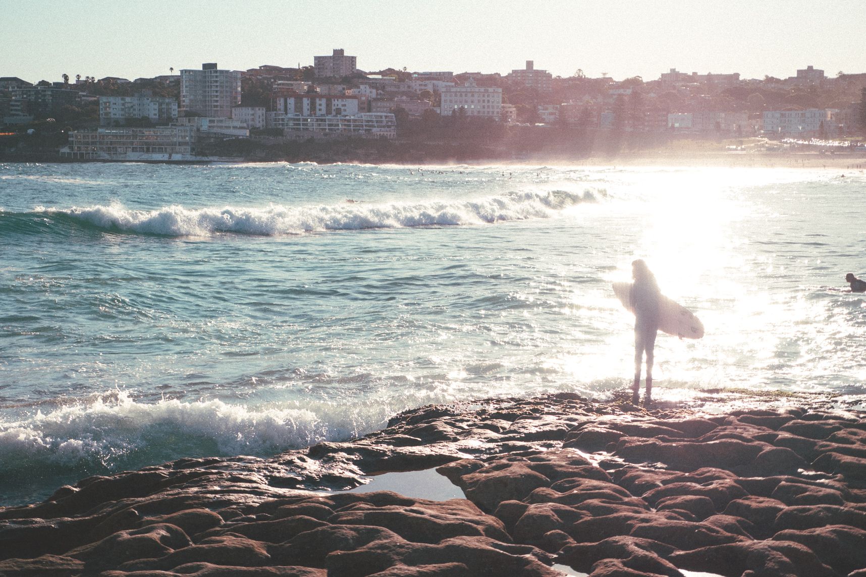 Sous la lumière des projecteurs