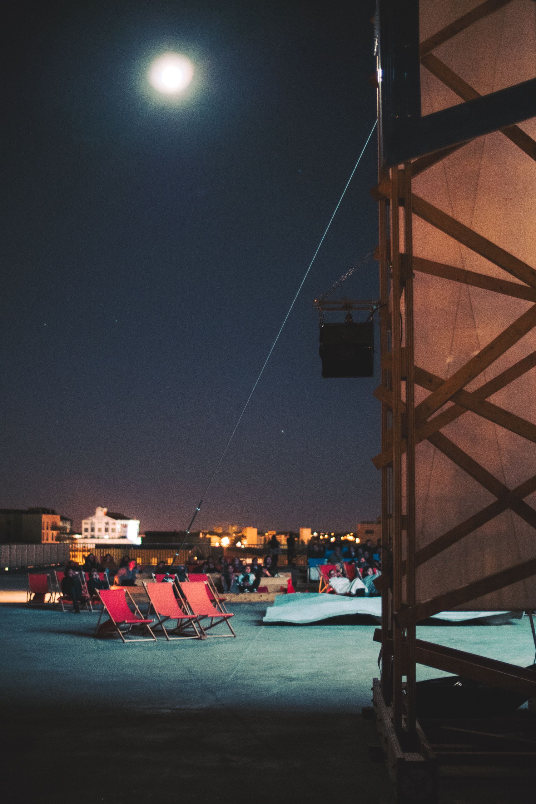 Sous la lumière des projecteurs