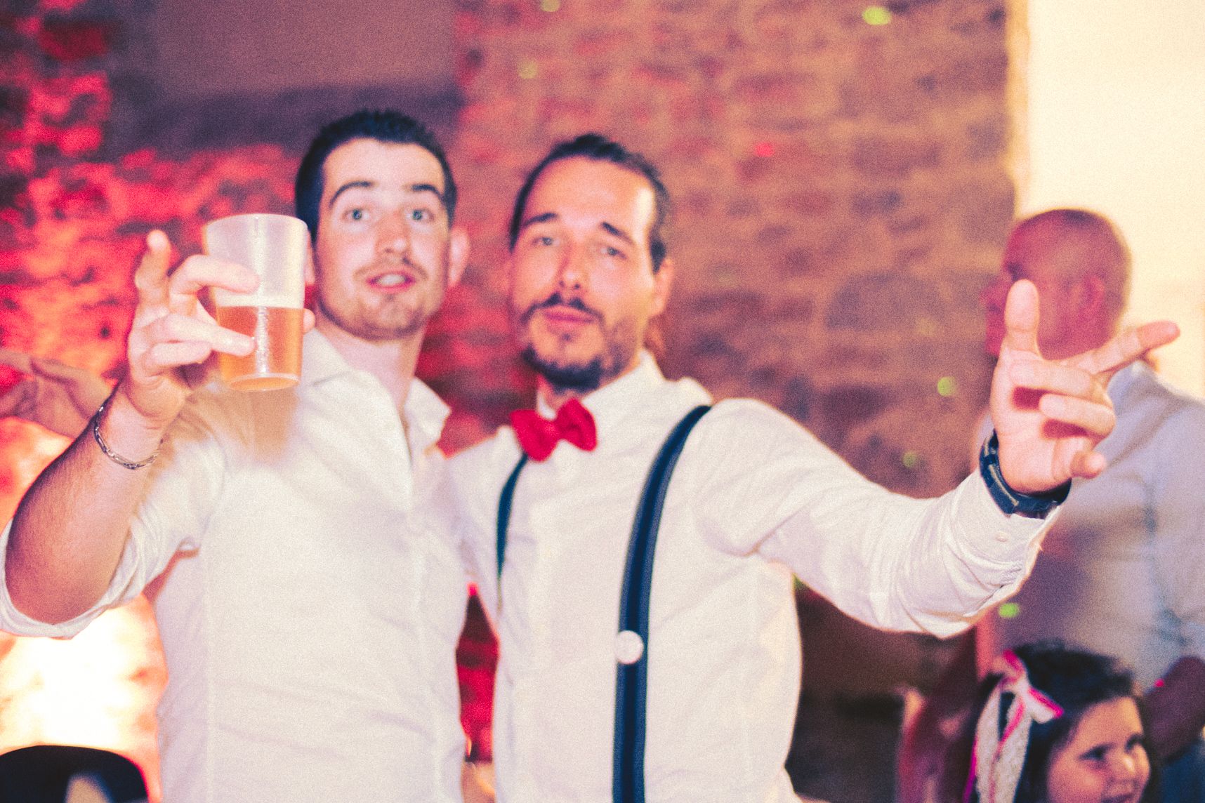 Dans leurs tenues de mariage, les deux comparses tendent leur main. Elles sont seules à être dans le focus. Il y a forcément une bière dans l'une des mains