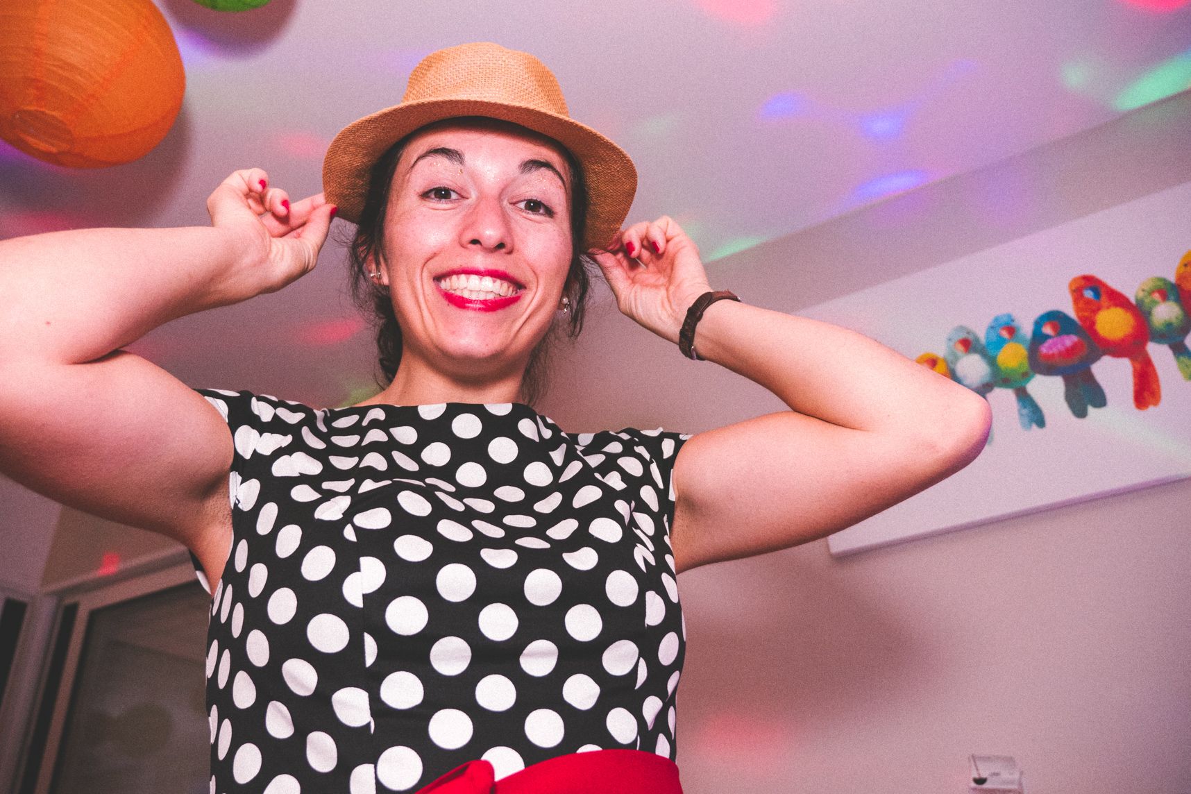 Un portrait souriant, les deux mains sur le chapeau