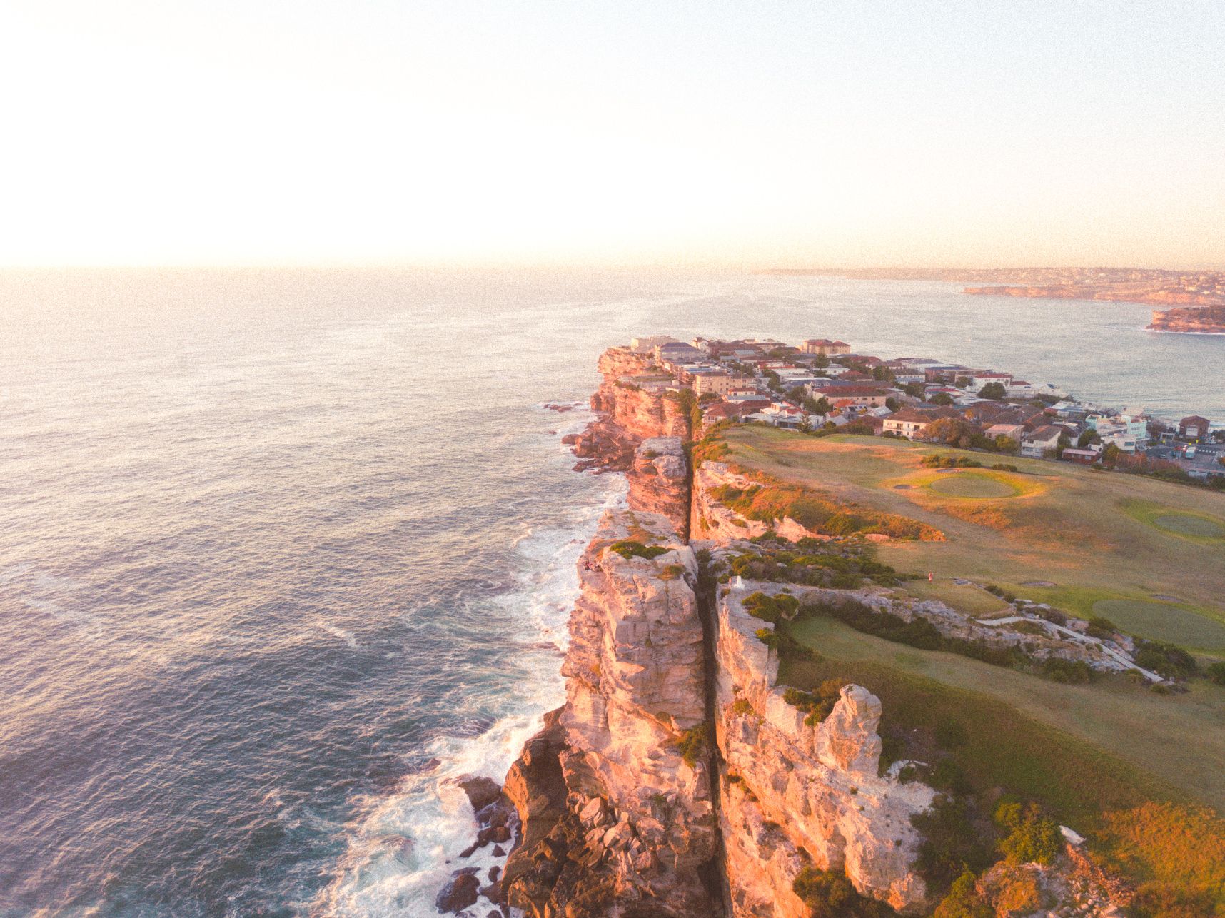 Vue de drone, les falaises de North Bondi sont comme tranchées en deux
