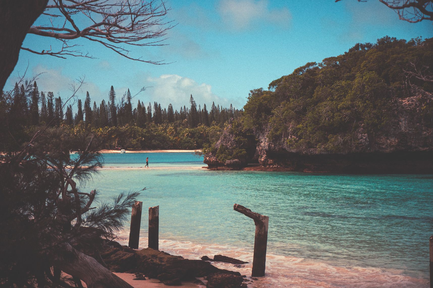À la baie de Kuto sur l'Île des pins, un petit de banc de sable permet d'aller sur l'îlot. Il est entouré d'eau turquoise