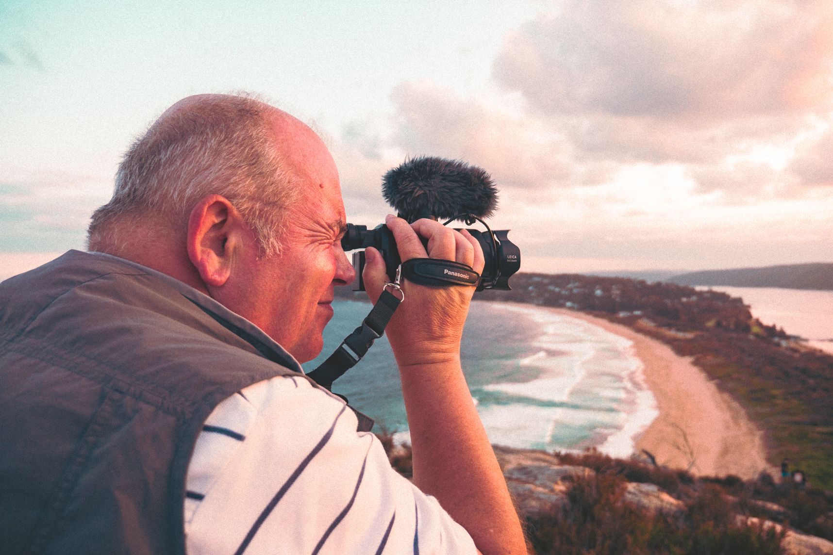 À côté du phare de Palm Beach au coucher de soleil, c'est le bon moment pour sortir la caméra, regarder dans le viseur et filmer