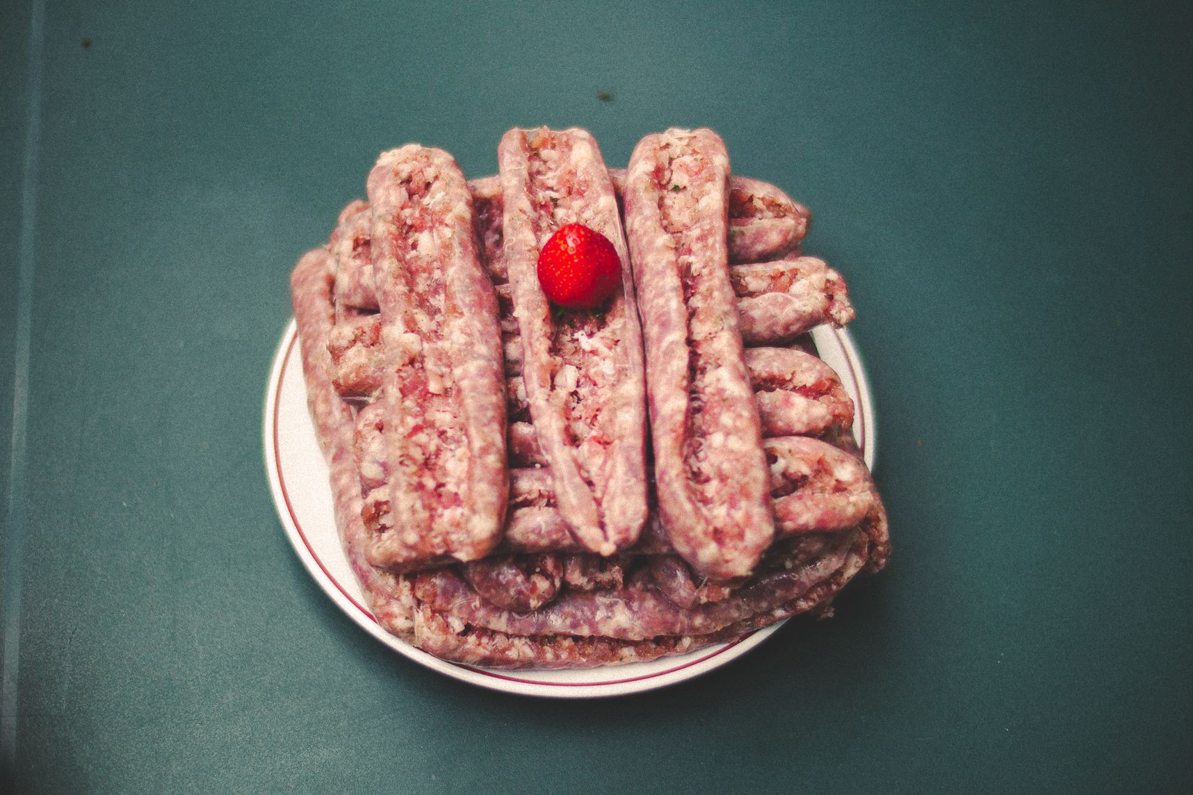 Une fraise sur la saucisse