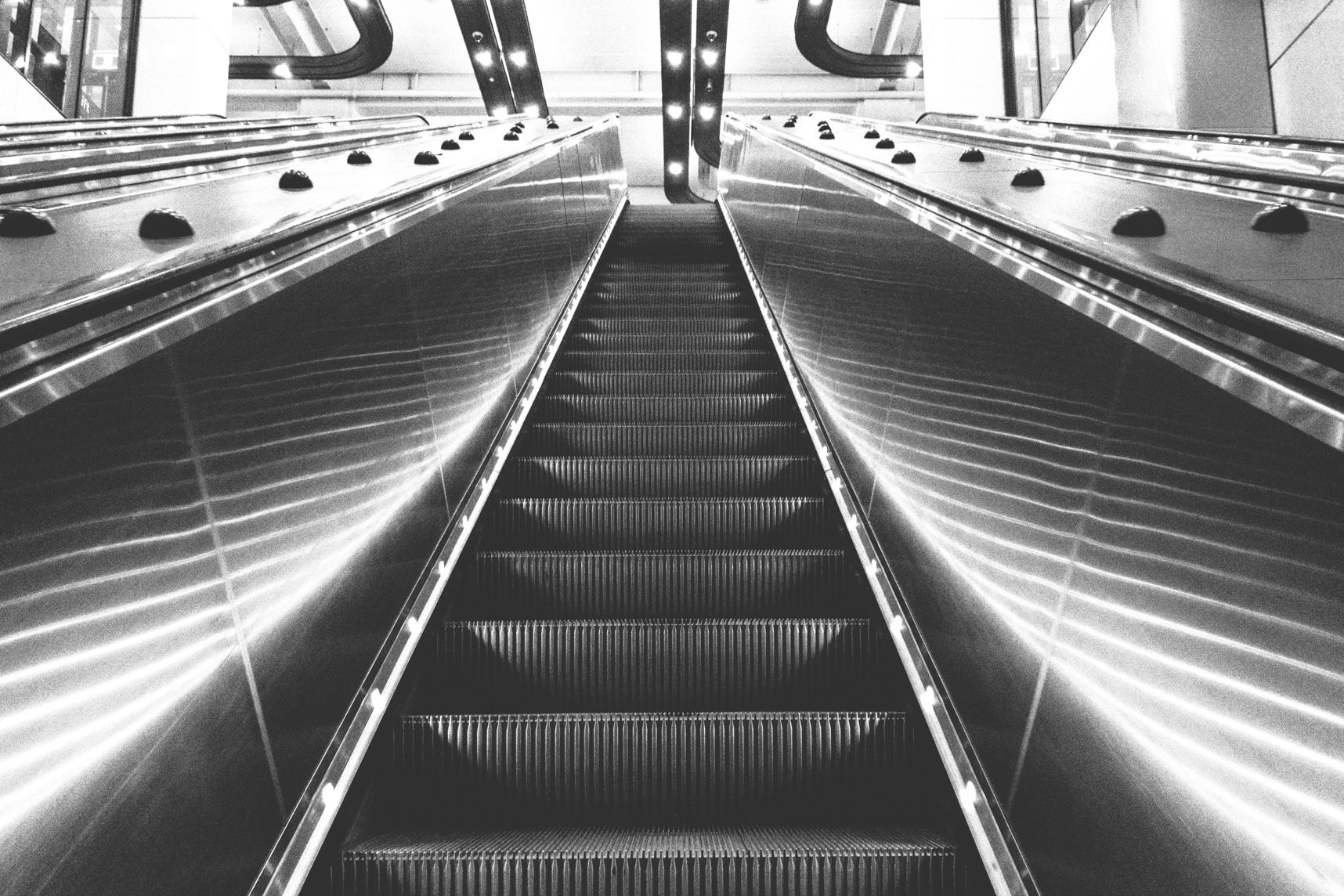 Les lumières de la station Wynyard reflètent sur l'escalator 