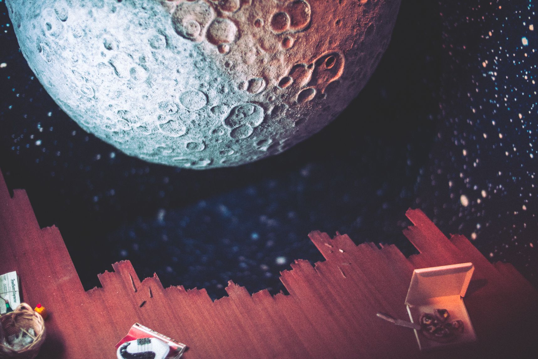 À l'exposition "Sip my ocean" du musée d'art contemporain de Sydney, il y a une petite boite où se retrouve la lune dans ce qui semble un salon avec son plancher cassé