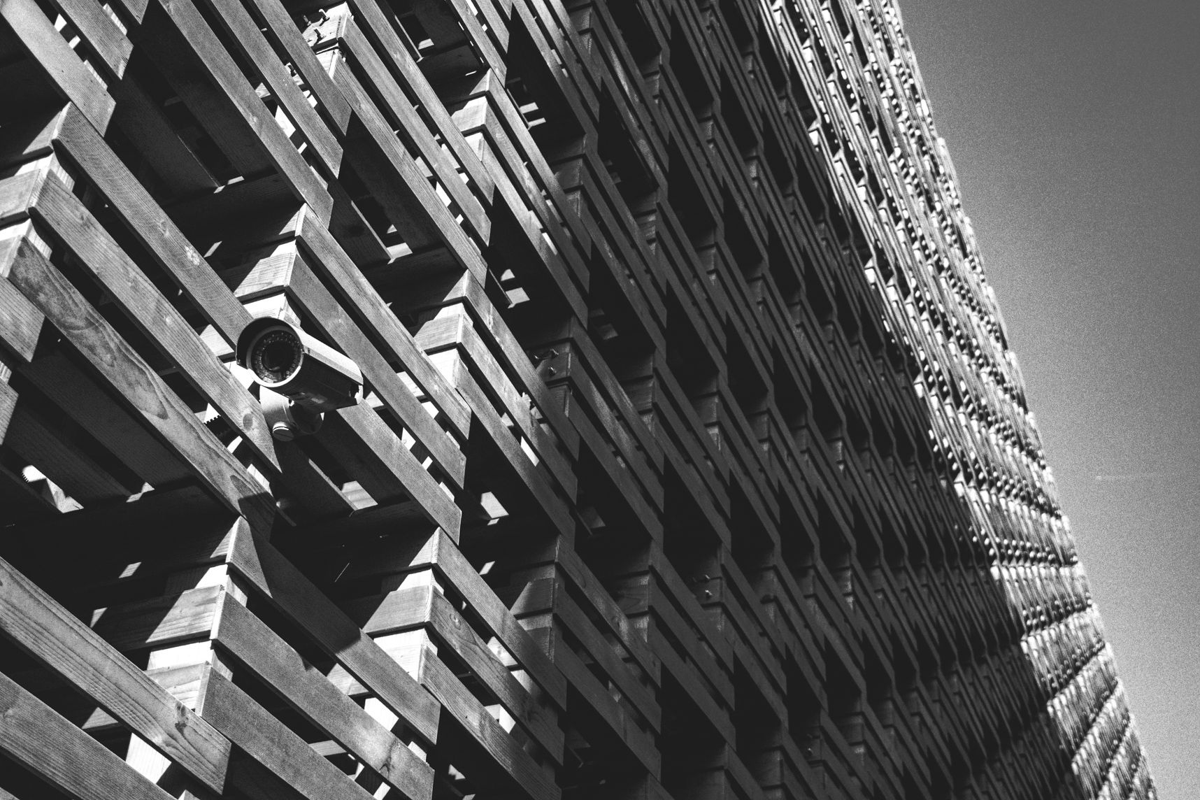 Une caméra et un mur de cagettes 
