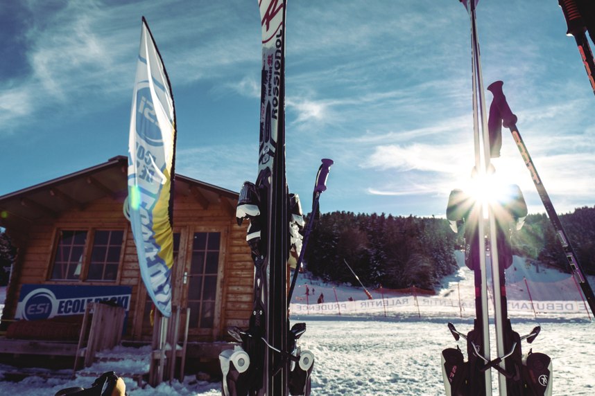 École de skis au soleil