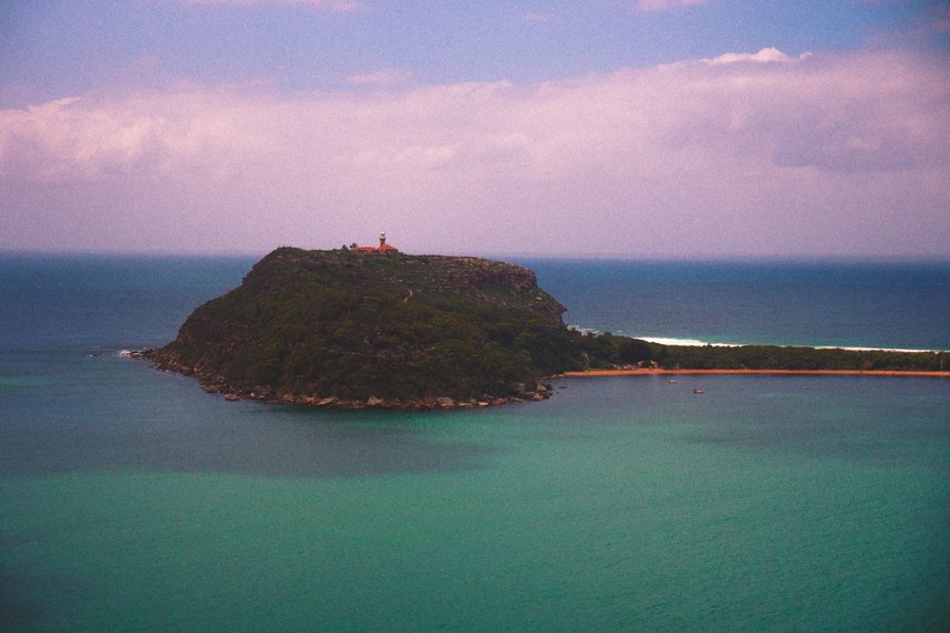 Le phare et la montagne de Palm Beach flotte dans les airs troubles et la mer