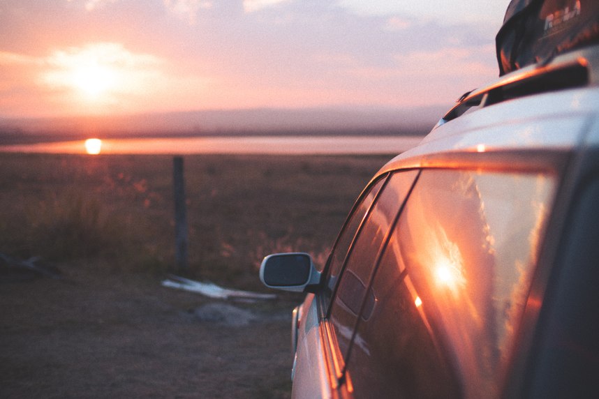Ma voiture, Lilwenn, regarde le coucher de soleil sur le lac, sur les vitres le coucher de soleil reflète 