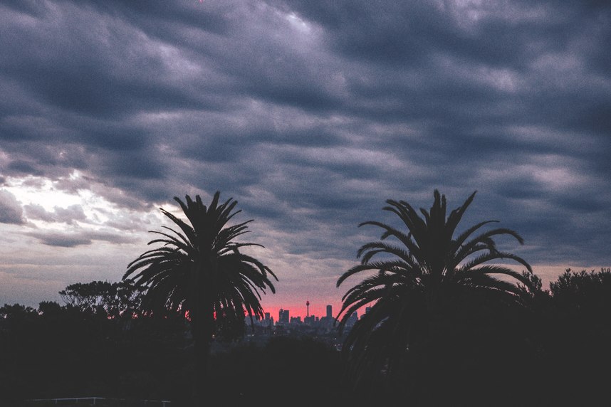 Le coucher de soleil parvient juste à ressortir en dessous des gros nuages gris sur la Skyline de Sydney